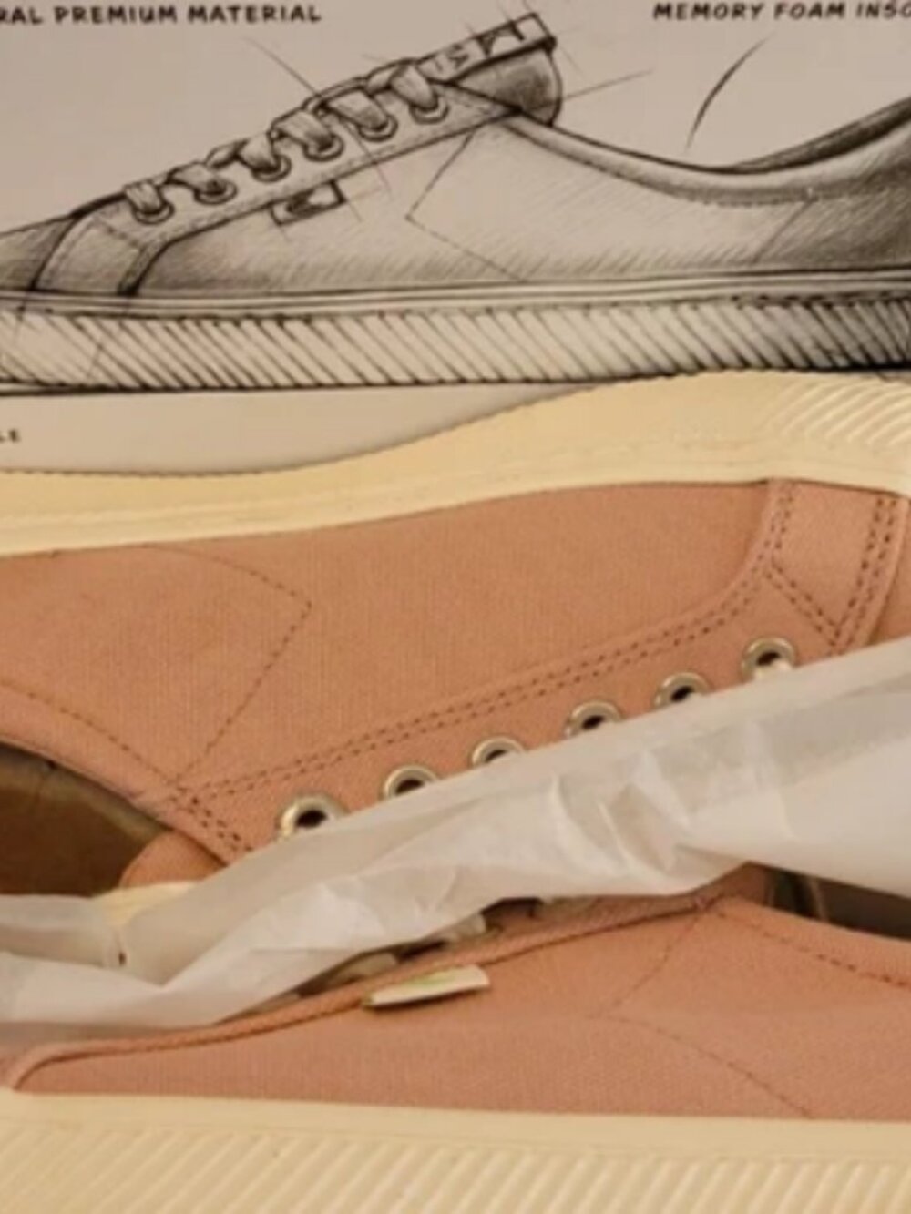 New Cariuma woman's 12.5 men's 11 OCA Low Rose Canvas sneakers